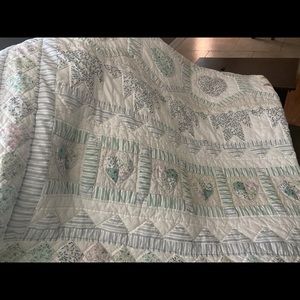 Quilt Guest rm. 98x85 approx.no rips tears Smoke free